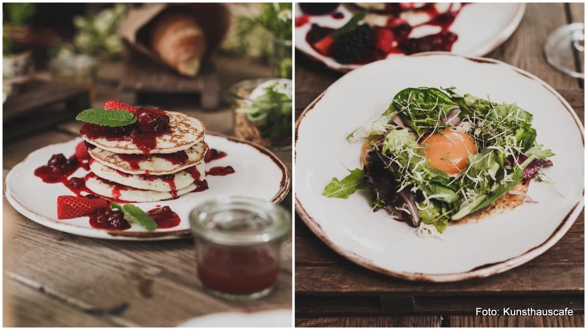 Moderne Frühstückskombinationen und Klassiker im Grazer Kunsthauscafe (Pancakes und pochiertes Ei mit Salat)