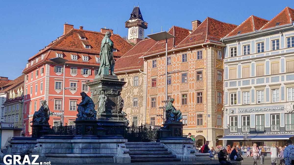 Sicht auf den Grazer Uhrturm vom Hauptplatz aus